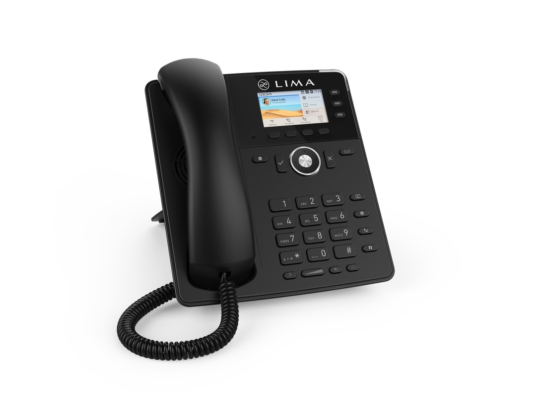 Ein professionelles VoIP-Tischtelefon der Marke LIMA mit digitalem Display, das Anruferinformationen anzeigt. Das moderne schwarze Gerät verfügt über einen traditionellen Hörer, Navigationstasten und eine Zifferntastatur. Es repräsentiert die Art von digitaler Kommunikationsausrüstung, die in modernen Hotelbetrieben für die Kommunikation zwischen Personal und Gästen verwendet wird.