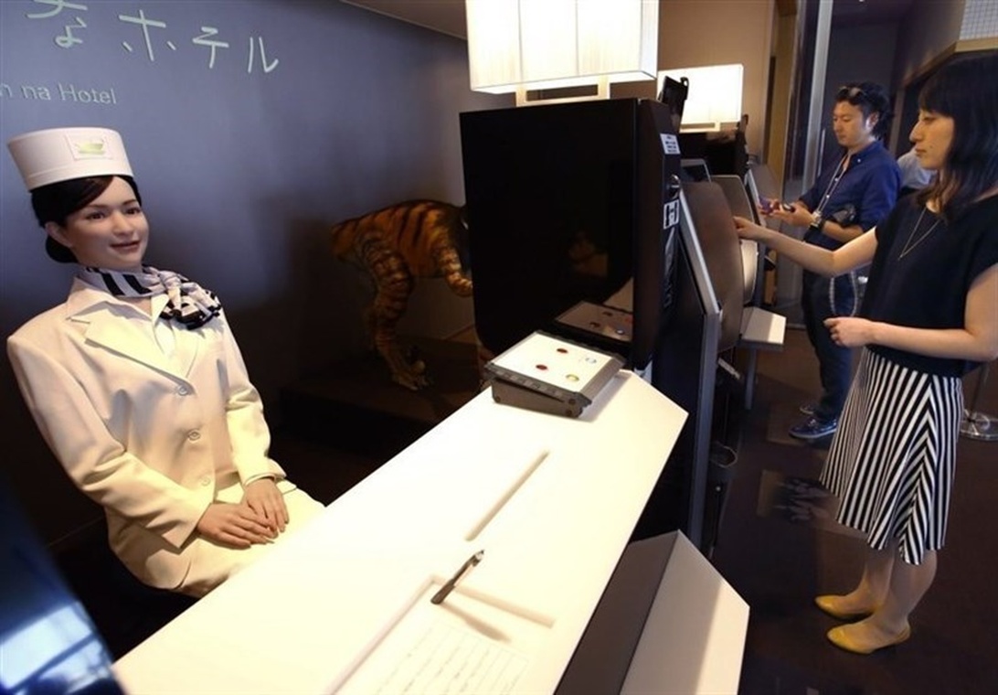 Eine Hotelrezeption mit einer humanoiden Empfangsfigur und digitalen Check-in-Terminals, die moderne digitale Hoteltechnologie repräsentieren. Die Abbildung zeigt, wie Gäste mit digitalen Kiosken interagieren, während eine automatisierte Rezeptionsfigur bereitsteht, was die fortschrittliche Technologie im Hotelwesen unterstreicht.